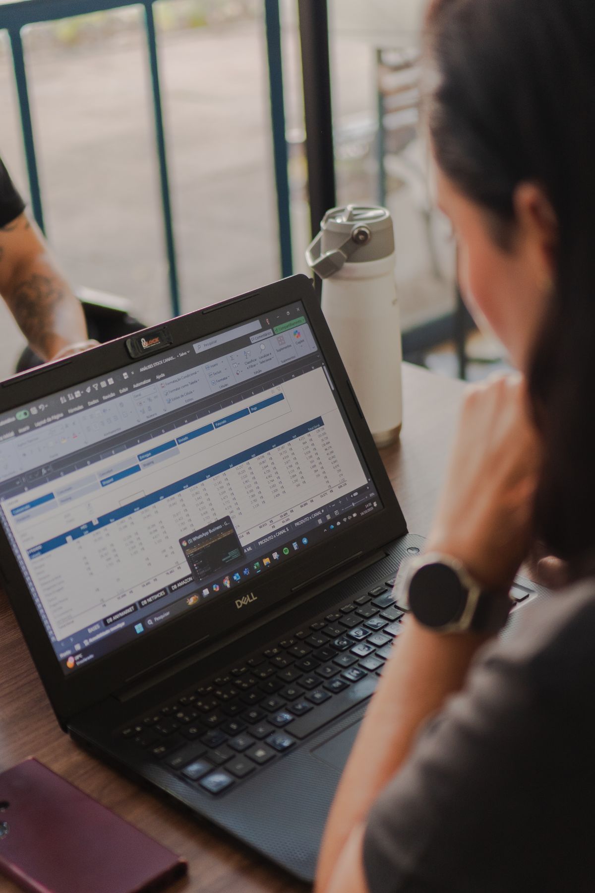 Osoba pregledava Excel tabelu na ekranu laptopa