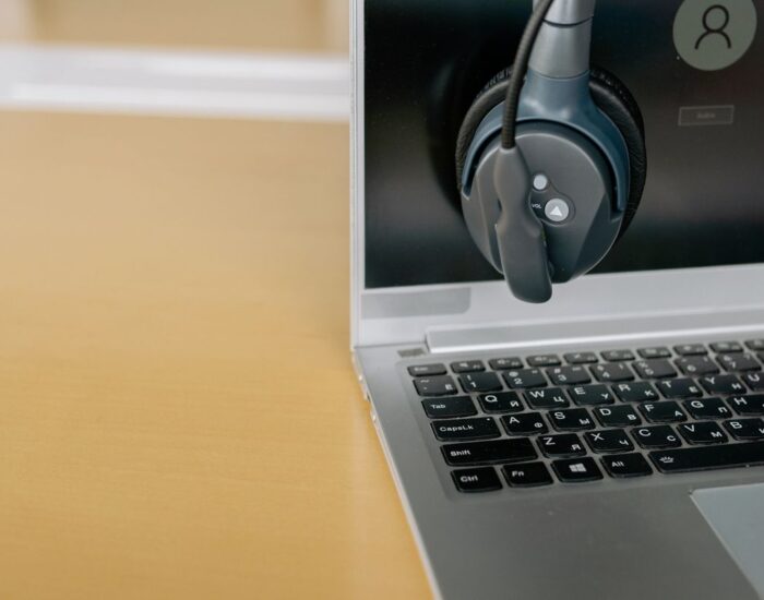 Slušalice s mikrofonom na laptopu za online sastanak