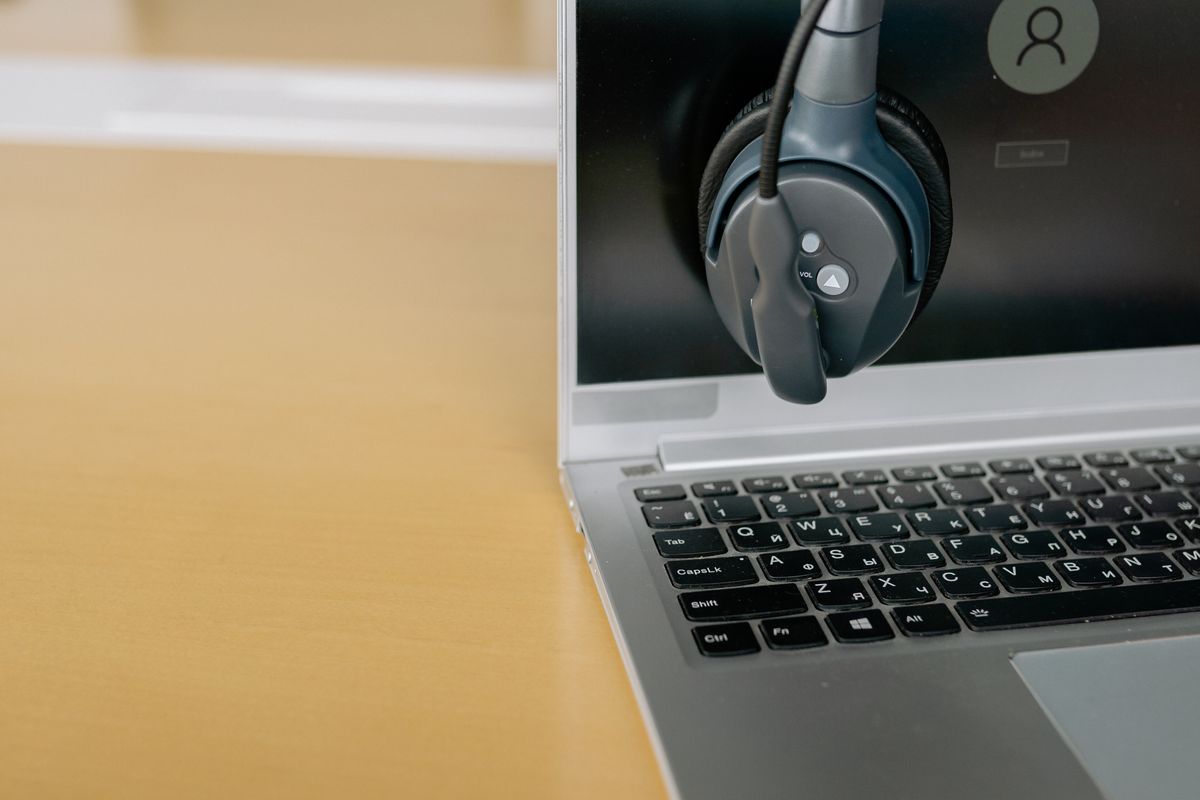 Slušalice s mikrofonom na laptopu za online sastanak