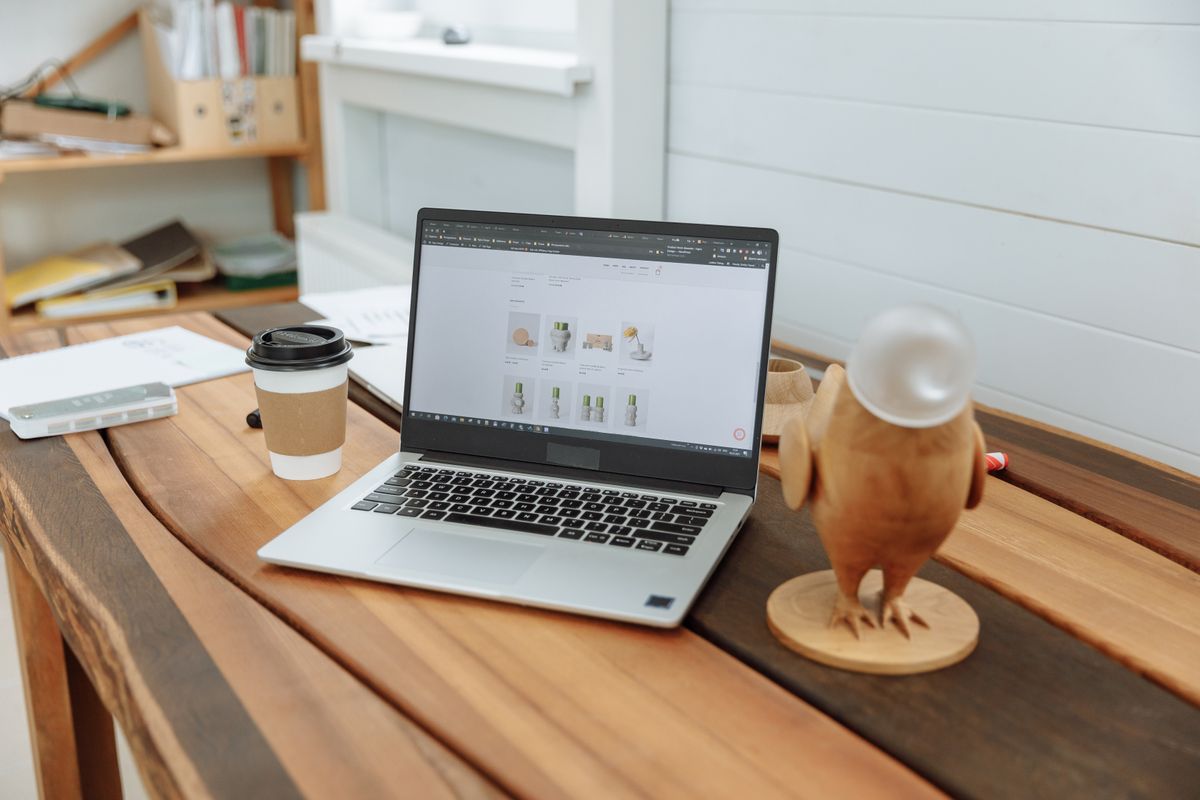 Laptop s otvorenom web trgovinom na radnom stolu